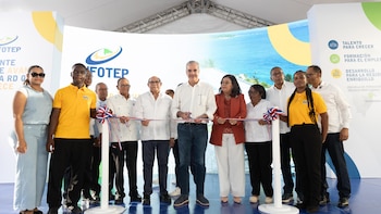 Luis Abinader afirmó que la escuela operada por Infotep busca que los habitantes de Enriquillo accedan a empleos de calidad en el turismo. (Foto cortesía Presidencia de la República Dominicana)