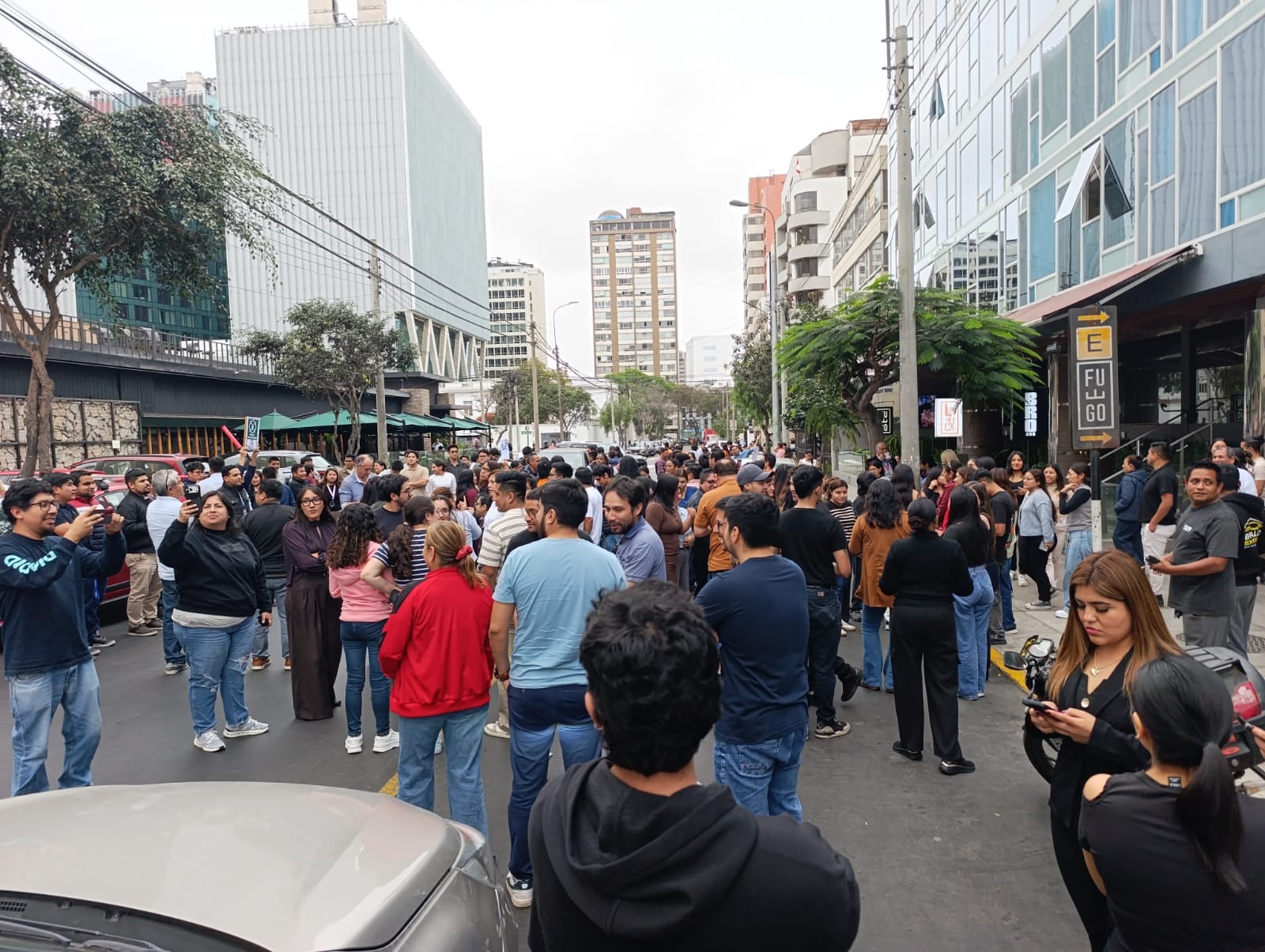 Trabajadores y vehículos despejan las calles durante el II Simulacro Nacional Multipeligro 2026 en Miraflores. (Infobae / Marlon Carrasco)