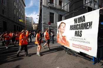Vista de la manifestación de apoyo a Maricarmen, la anciana desahuciada el pasado miércoles en el distrito de Retiro, convocada por el Sindicato de Inquilinas e Inquilinos de Madrid, en la que pretende "señalar a los responsables" del desahucio de esta mujer de 87 años de la vivienda en que residía desde hace 70 años, este sábado en Madrid.-EFE/ Javier Lizón