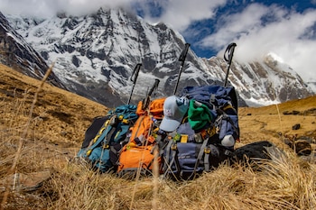 Imagen de archivo de unas mochilas de excursionismo en las montañas. (Pixabay)