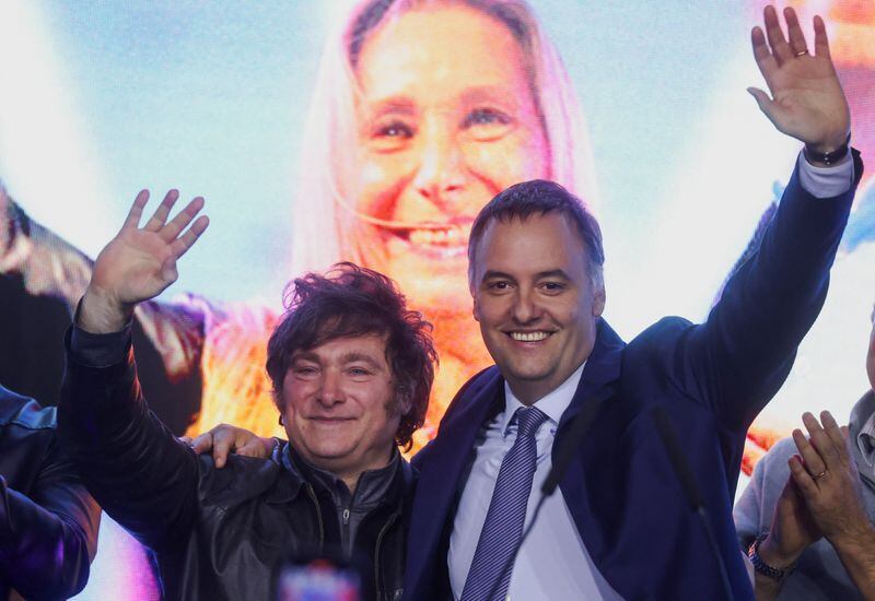 Manuel Adorni festeja su triunfo con el presidente Javier Milei el 18 de mayo (REUTERS)