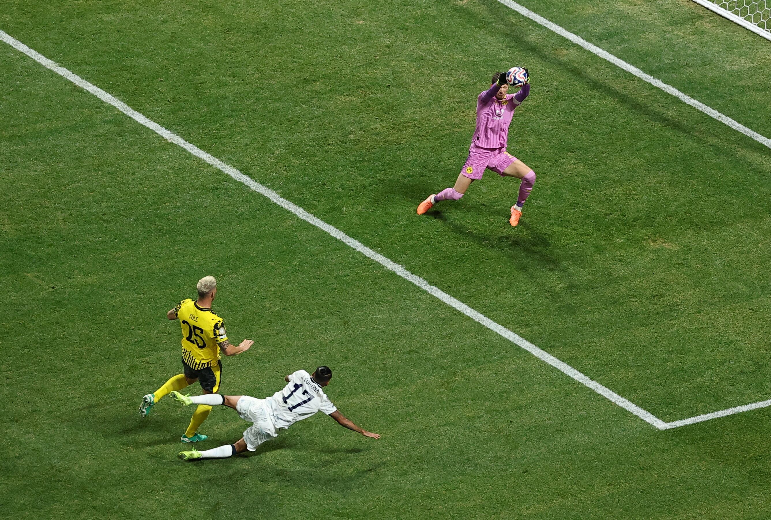 Afición de Rayados expresó su molestia tras no marcar penal y culparon a Facundo Tello. REUTERS/Amanda Perobelli