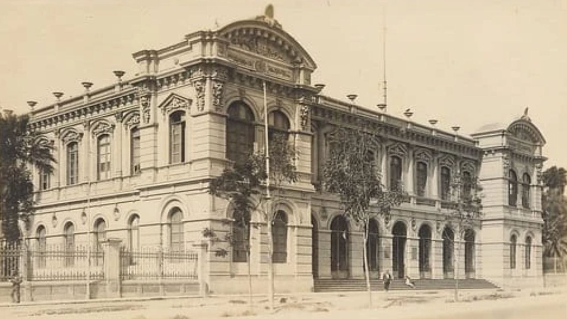 A medida que Lima cambiaba, también lo hacía su universidad. San Marcos creció con la ciudad, se hizo laica, se diversificó y convirtió en motor del pensamiento moderno en el Perú. En la imagen, la Facultad de Medicina de San Fernando (UNMSM)