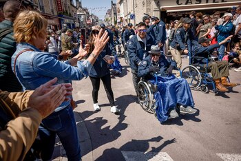 ‘Fue difícil’: los veteranos de la Segunda Guerra Mundial regresan a Utah Beach para conmemorar el Día D
