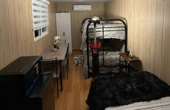 Interior de un contenedor convertido en residencia temporal en Panamá. (Instagram)
