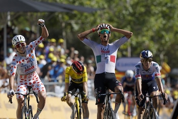 Isaac del Toro festeja el triunfo en segunda etapa del Tour de Francia - crédito Guillaume Horcajuelo/EFE