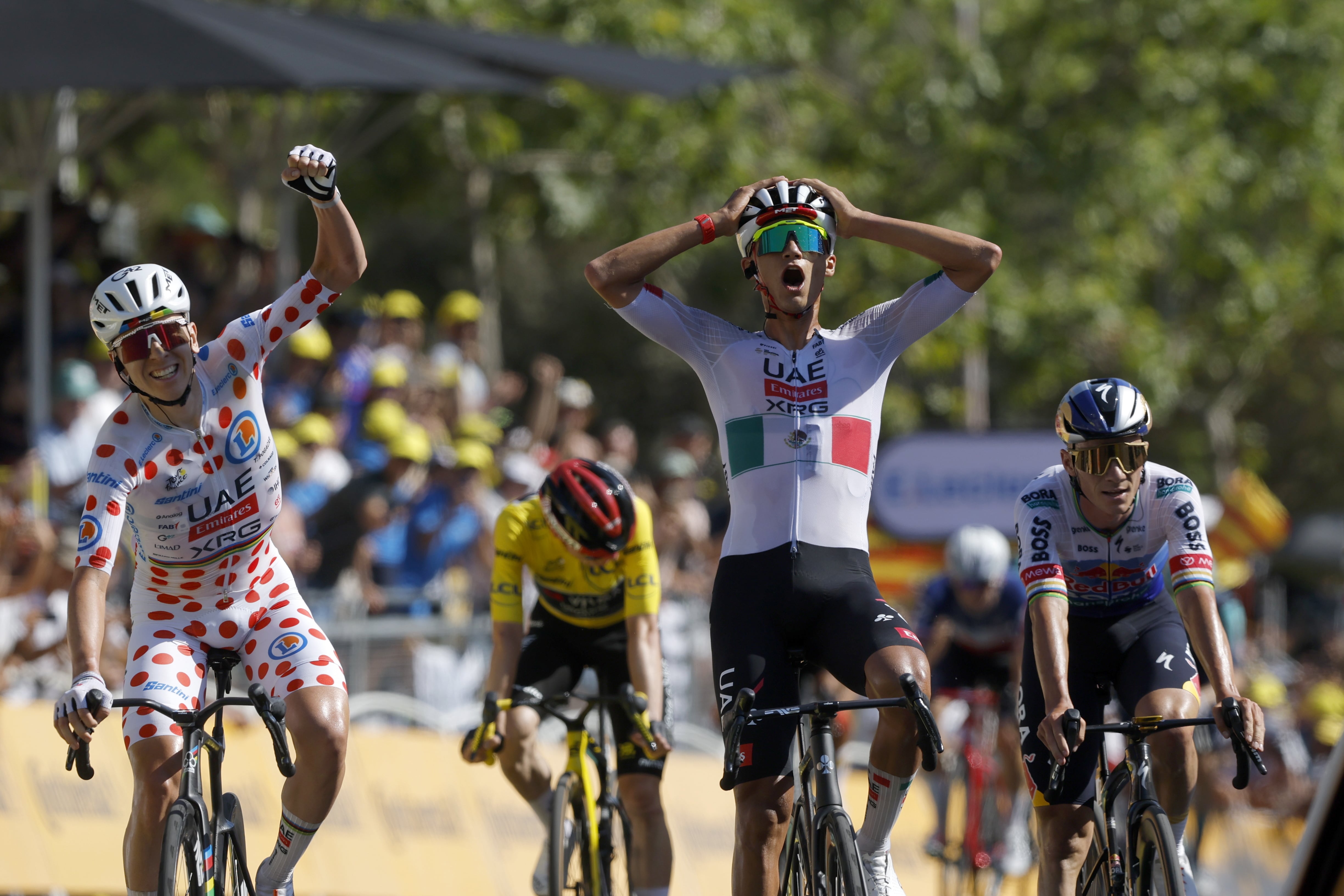 Isaac del Toro festeja el triunfo en segunda etapa del Tour de Francia - crédito Guillaume Horcajuelo/EFE