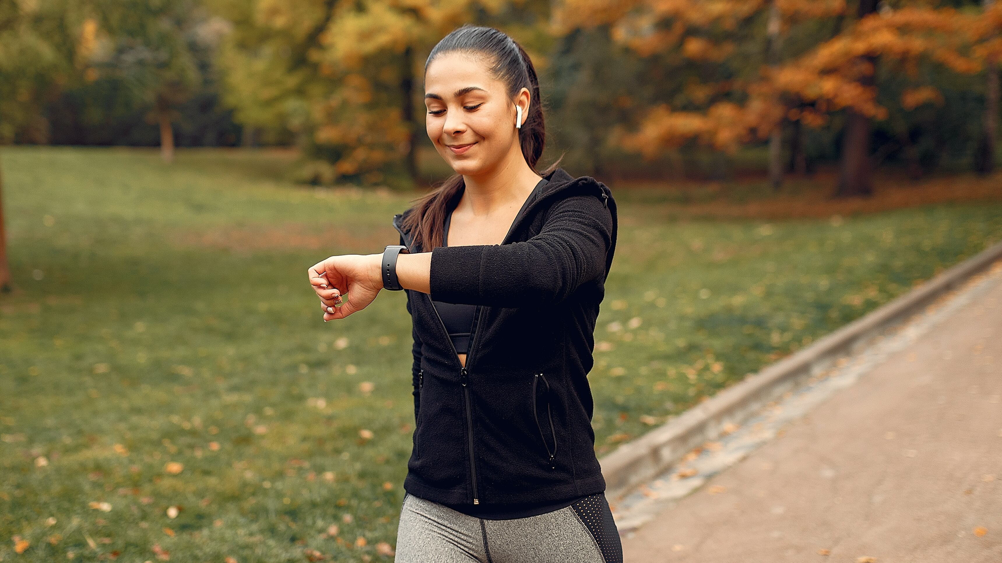 Mantener horarios regulares para dormir, comer y ejercitarse ayuda a sincronizar el reloj biológico y favorece la concentración (Freepik)