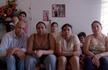 Imagen de 'Un poeta', donde puede verse a Yurlady y su familia. (Atalante Cinema)