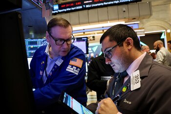 Operadores trabajan en la Bolsa