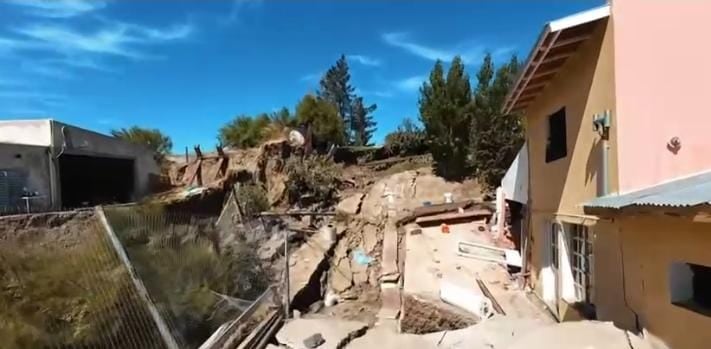 Equipos técnicos monitorean la zona afectada por los desmoronamientos en el cerro Hermitte