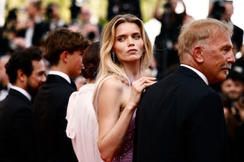 En "Horizon", Lee interpreta a