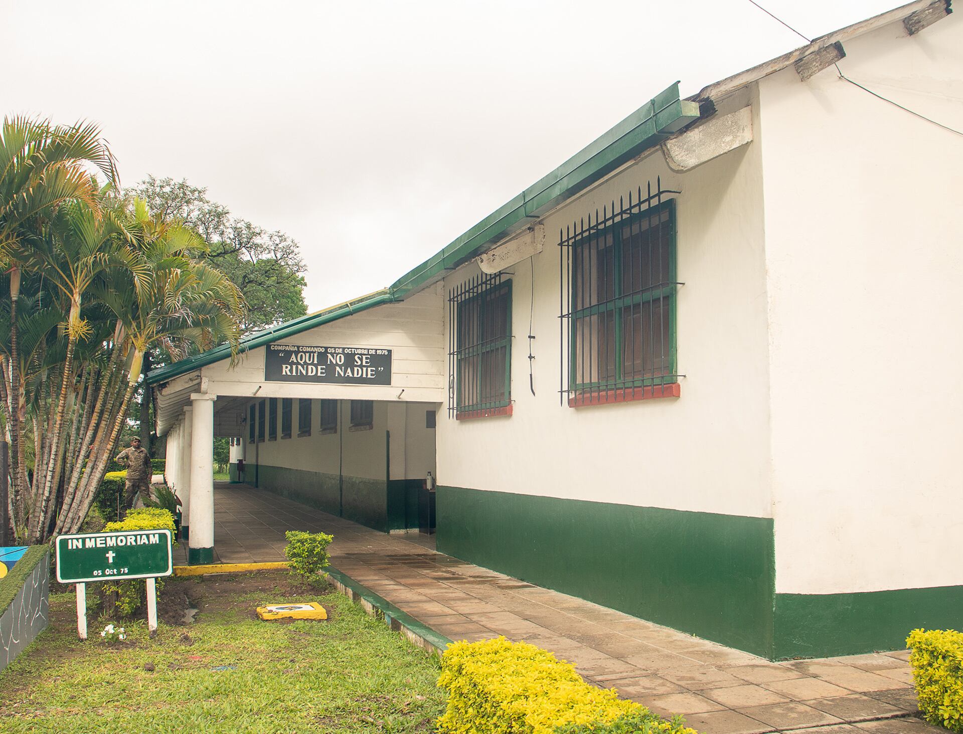 Galeríka de la Compañía Comando y Servicios y la señalización de donde cayó un soldado