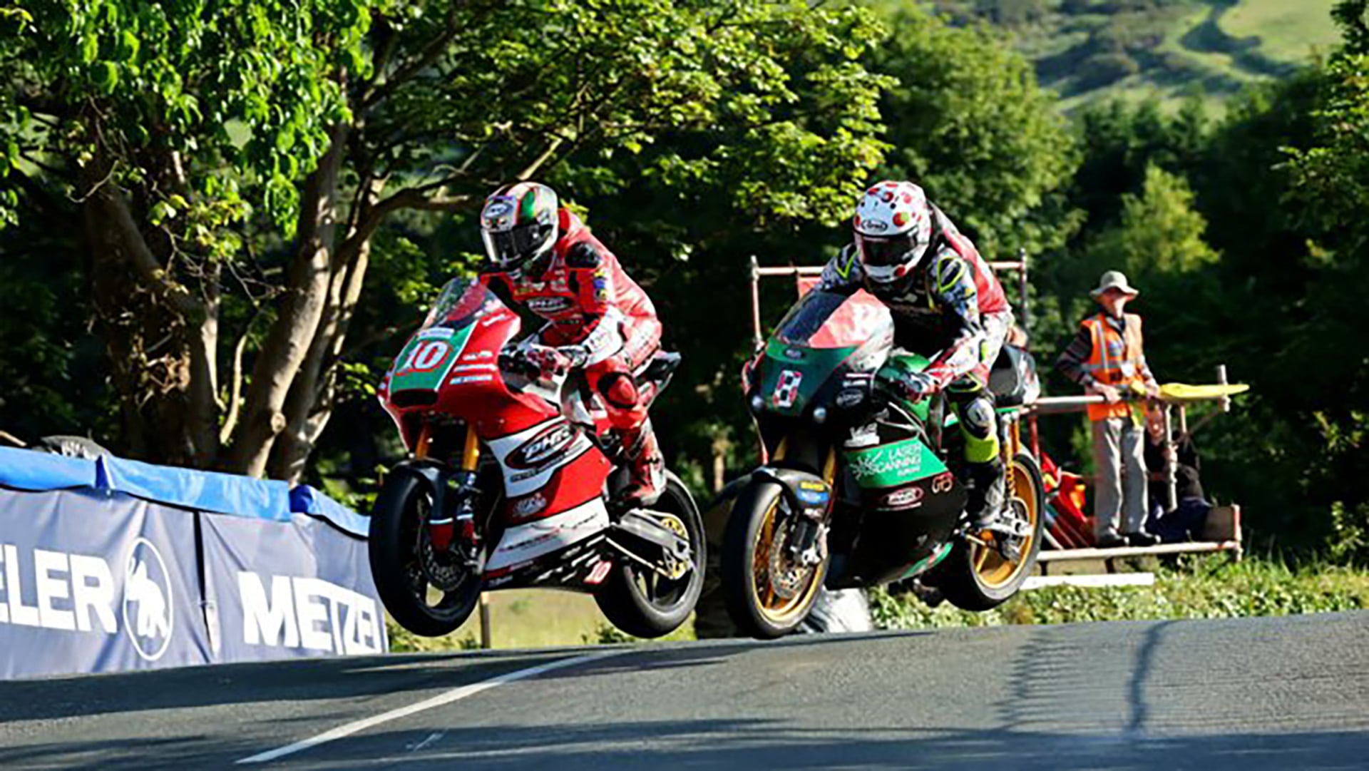 El TT Isla de Man es considerado la carrera de motos más peligrosa del mundo, desafiando a pilotos con un circuito único y extremo (@ttracesofficial)