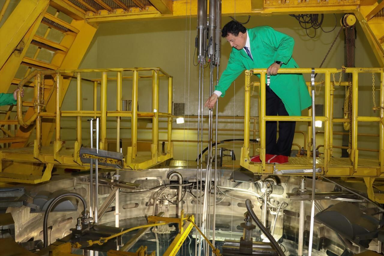 Rolando Páucar Jáuregui, presidente del IPEN, examina el reactor nuclear de investigación RP-10 en el Centro Nuclear de Huarangal, tras la aprobación de la ley de SMRs en Perú. (IPEN)