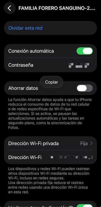 Pantalla de teléfono móvil con menú de configuración Wi-Fi, botones para olvidar red, conexión automática, contraseña, ahorro de datos y dirección privada