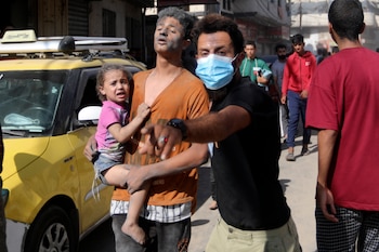 Palestinos heridos son evacuados tras