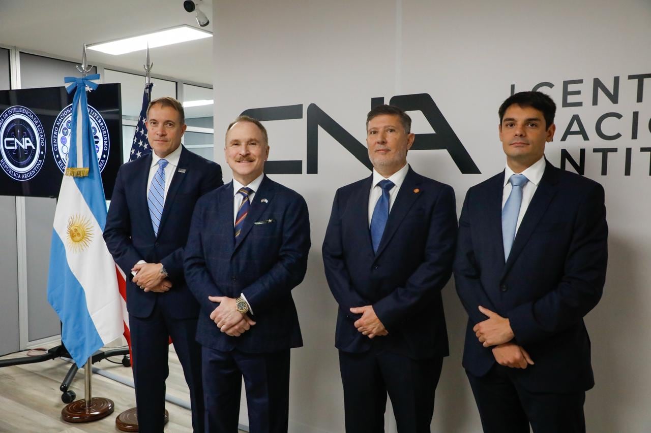 El embajador de EEUU, Peter Lamelas, y los funcionarios de la SIDE, Auguadra y Lagos