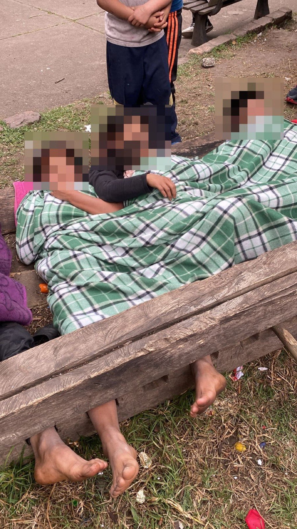 El alcalde Carlos Fernando Galán informó que los menores de edad indígenas que fueron sometidos al castigo del cepo hacen parte de la comunidad embera - crédito Redes sociales