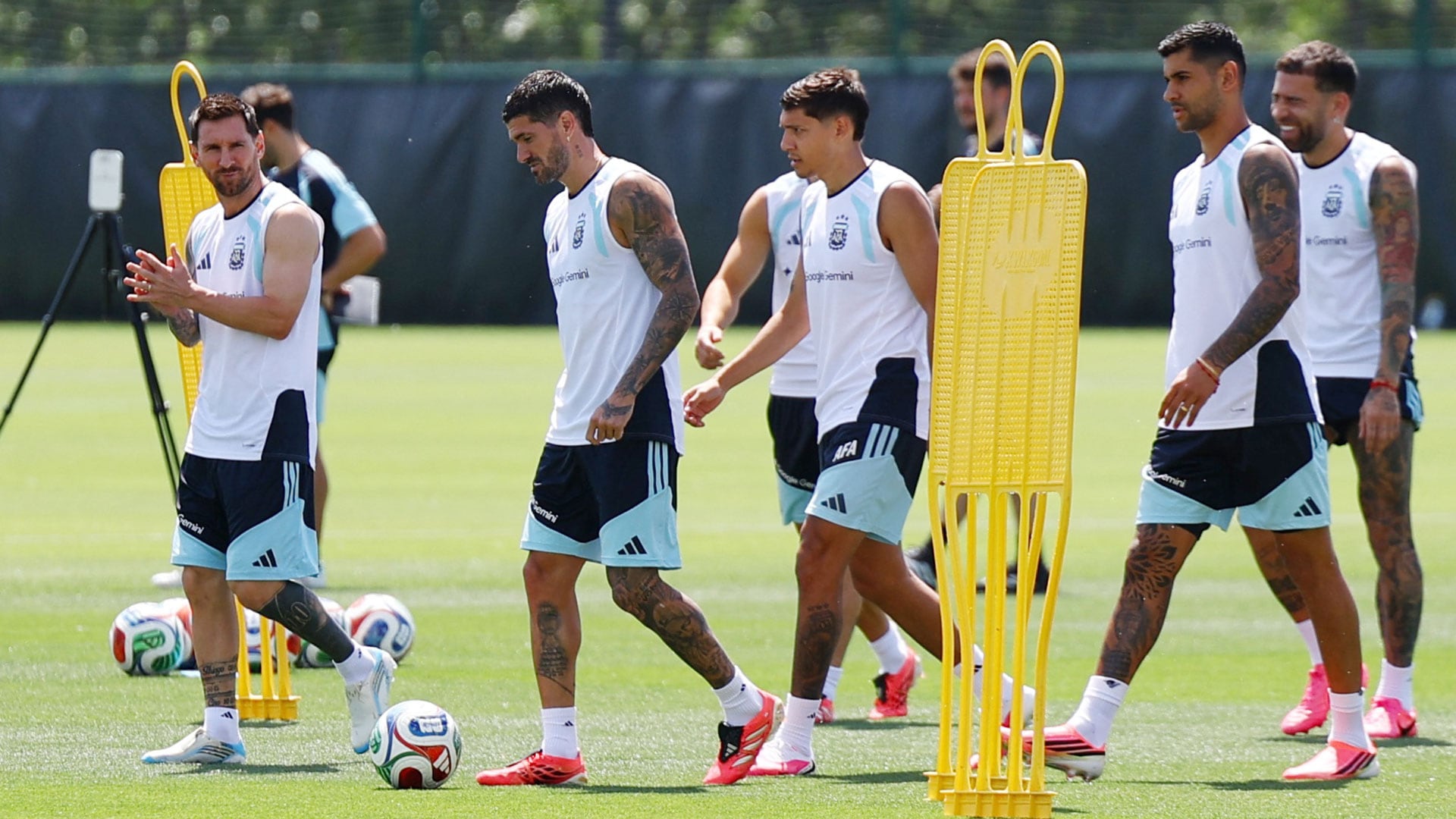 Messi junto a De Paul, Molina, Cuti Romero y Otamendi (REUTERS/Issei Kato=