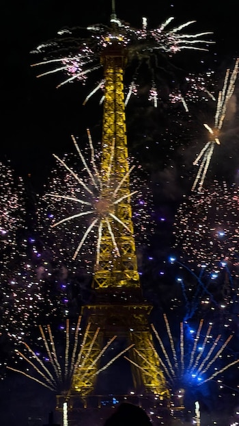 Los fuegos artificiales del 14 de julio, el Día de la Bastilla, estallaron sobre la Torre Eiffel mientras Wanda Nara y sus hijos los presenciaban desde París