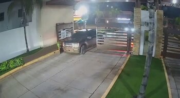 Camionetas entran a un fraccionamiento