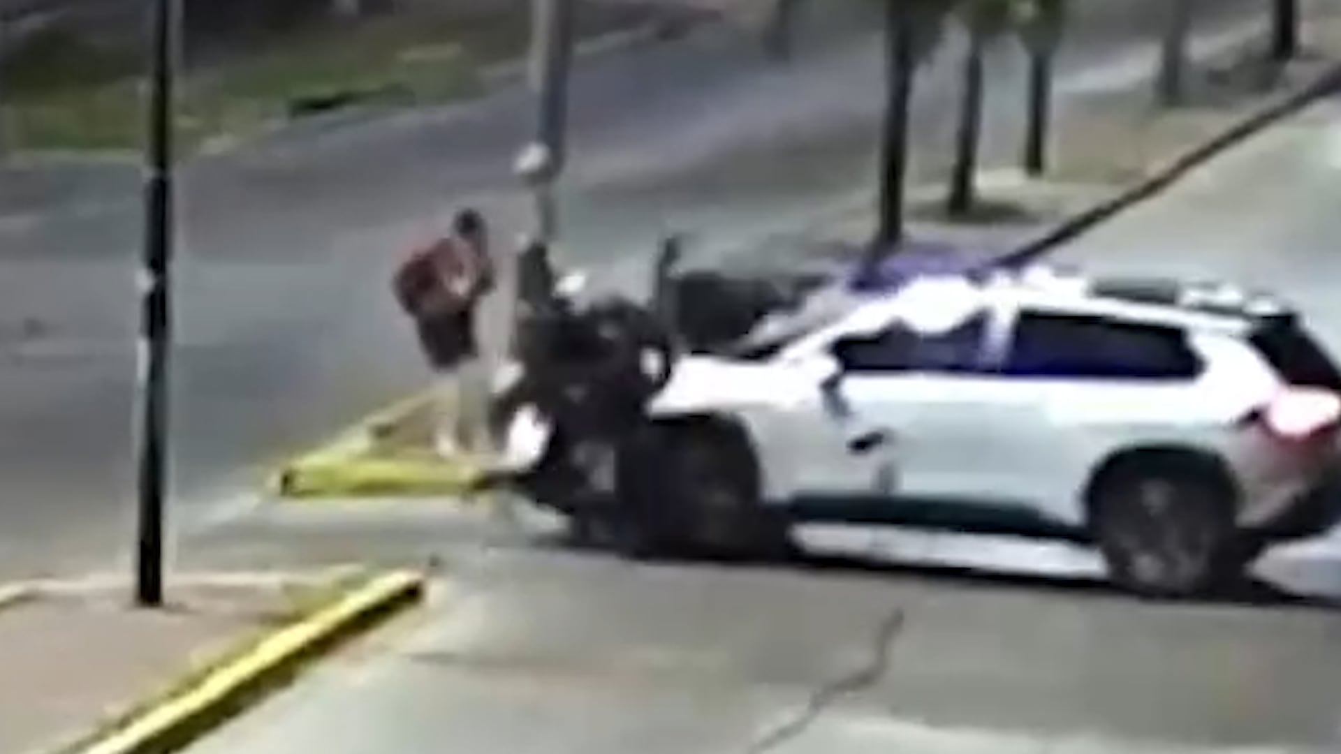 El impacto se registró cuando la camioneta ingresó a la avenida sin advertir la presencia de la moto