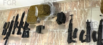 Armas aseguradas por las autoridades en los operativos. Crédito: FGR