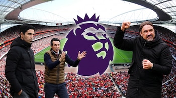 Estadio de fútbol con público, logo de la Premier League, los entrenadores Mikel Arteta, Unai Emery y Daniel Farke posando