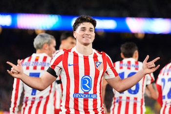 Ante la intención del Barcelona por contratarlo, Atlético de Madrid busca blindar a Julián Álvarez con una mejora contractual (EFE/Siu Wu)