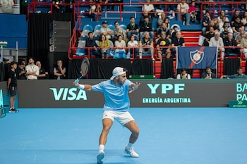 Francisco Cerúndolo golpea la pelota durante su partido ante Yanki Erel por la Copa Davis (Crédito: Omar Rasjido / Prensa AAT)