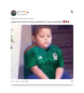 Un niño con camiseta verde de la selección de México está sentado, mirando hacia abajo. Una publicación de red social lo enmarca