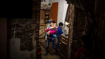 Naamat cuida a su hermano