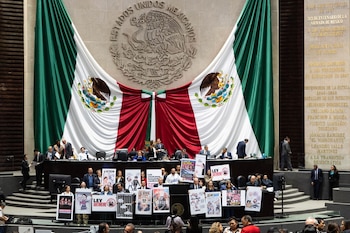 CIUDAD DE MÉXICO, 21OCTUBRE2026.- El diputado Miguel Monraz del Partido Acción Nacional (PAN) habló durante su intervención en la sesión ordinaria de la Cámara de Diputados, en la que legisladores de su partido realizaron una protesta contra la denominada “Ley Antimemes”, al señalar que representa una amenaza a la libertad de expresión. FOTO: CAMILA AYALA BENABIB/CUARTOSCURO.COM