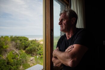 Desde su habitación: Palmer mira