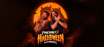 Dos hombres frente a una luna naranja con siluetas de murciélagos y el texto Funciones X Halloween sobre fondo oscuro
