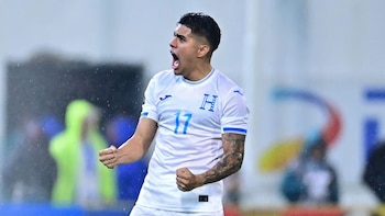 Luis Palma, abanderado de Honduras. - Crédito: EFE