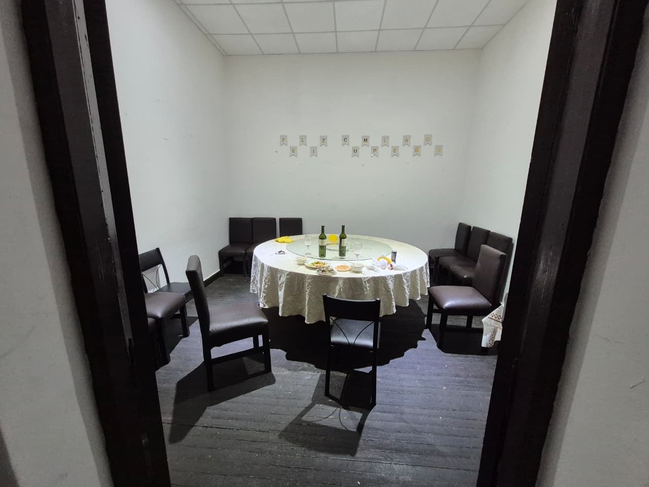 Tradicional mesa china rotativa en la sede de la supuesta Cámara