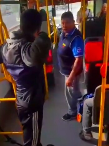 Violento video: un colectivero amenaz贸 con un cuchillo a los pasajeros - Image 3