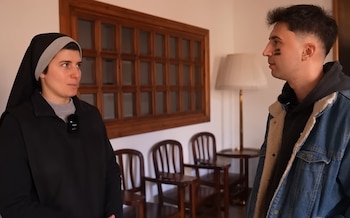 Sor Marta enseña su convento.