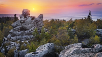 Un mar antiguo, escalones tallados en la roca y 120 kilómetros de senderos: así es el laberinto de las Rocas Errantes de los Montes Mesa, en Polonia