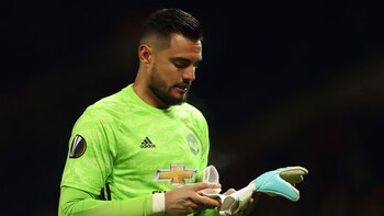 Sergio Romero continuará su carrera