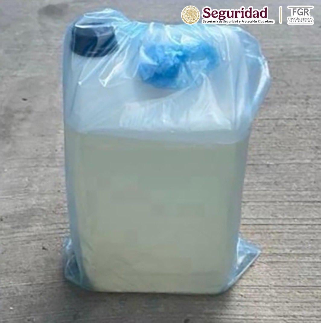 Decomisan metanfetamina líquida escondida en bidones de fertilizante en Baja California: hay un detenido. SSPC