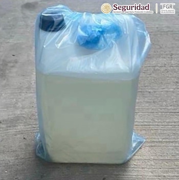 Decomisan metanfetamina líquida escondida en bidones de fertilizante en Baja California: hay un detenido. SSPC