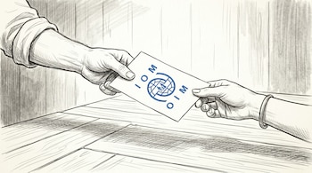 Ilustración de dos manos: una, vestida con manga, entrega un documento blanco con el logo azul de la OIM a otra mano con una pulsera, sobre una mesa de madera.