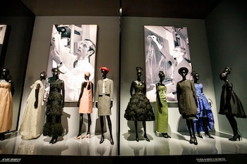 Trajes de los diseñadores de Dior Marc Bohan e Yves Saint Laurent se exhiben en la muestra 'Christian Dior: Designer of Dreams (Photo by Tolga Akmen / various sources / AFP)