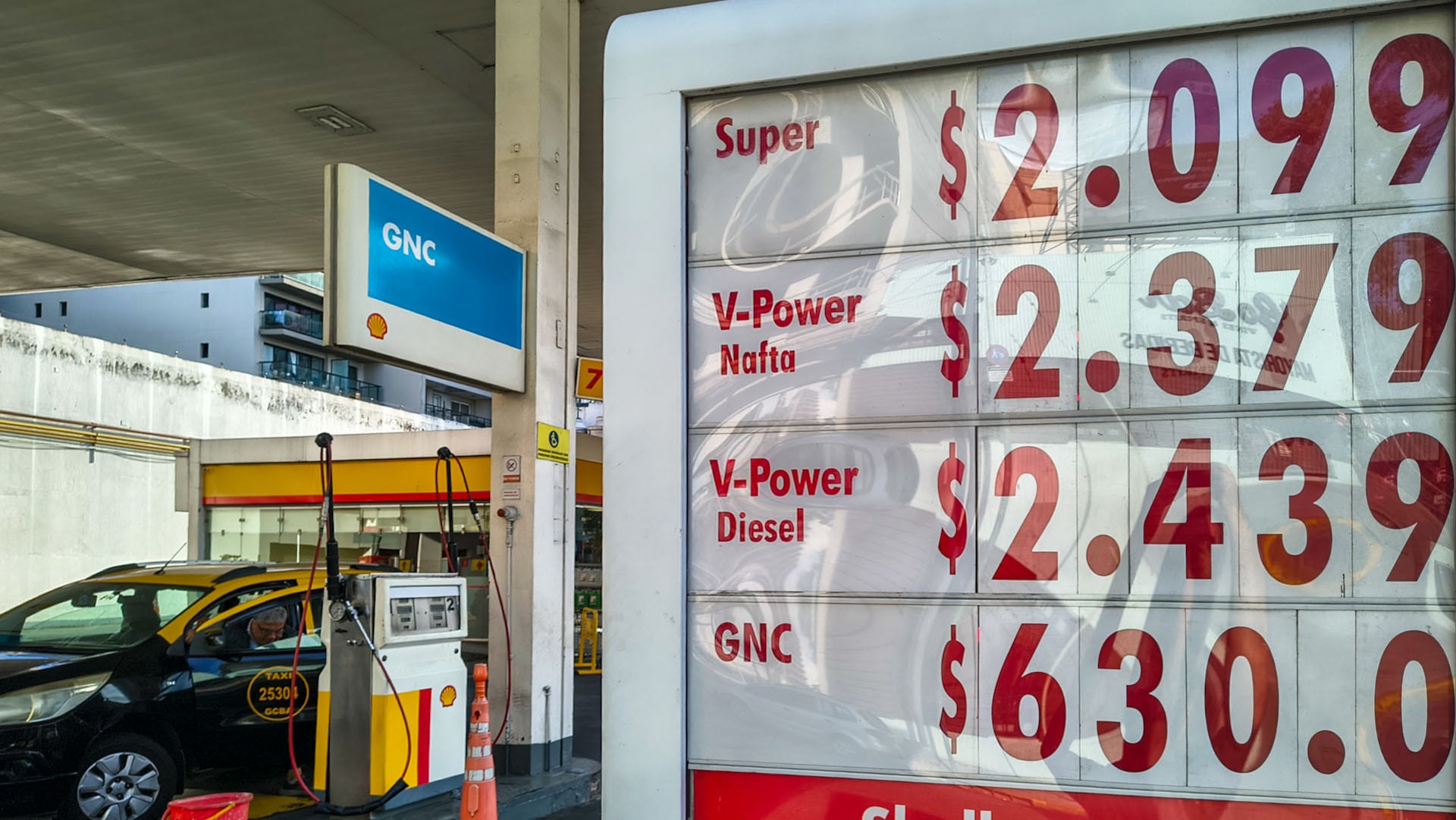 El acuerdo entre YPF y el Gobierno mantendrá sin cambios los precios en surtidores hasta mediados de mayo