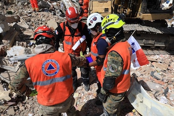 Rescatistas extranjeros y locales están desplegados en el estado La Guaira, declarado zona de desastre tras los terremotos del 24 de junio.