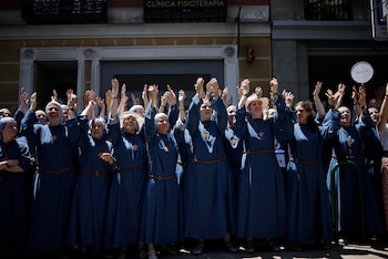 Un grupo de religiosas saludan al papa León XIV en Madrid
