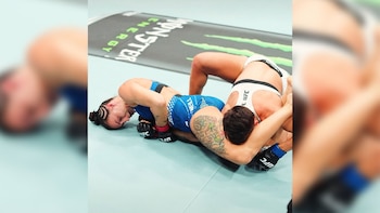 La espectacular pirueta con la que una luchadora se impuso en UFC y es candidata a la mejor sumisión del año: "Esto pasa si despiertas al oso"